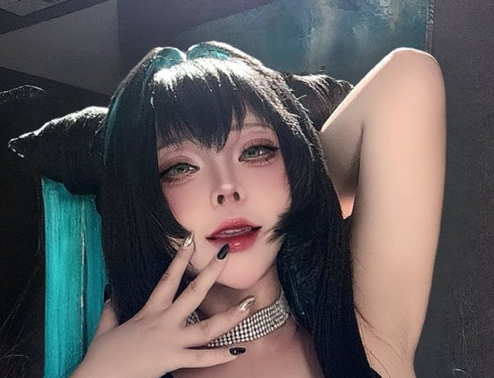 Dù không cosplay nhân vật nào, cô nàng vẫn khiến dân tình "mất tập trung" bởi phong cách tạo dáng khéo léo và thần thái khó cưỡng.