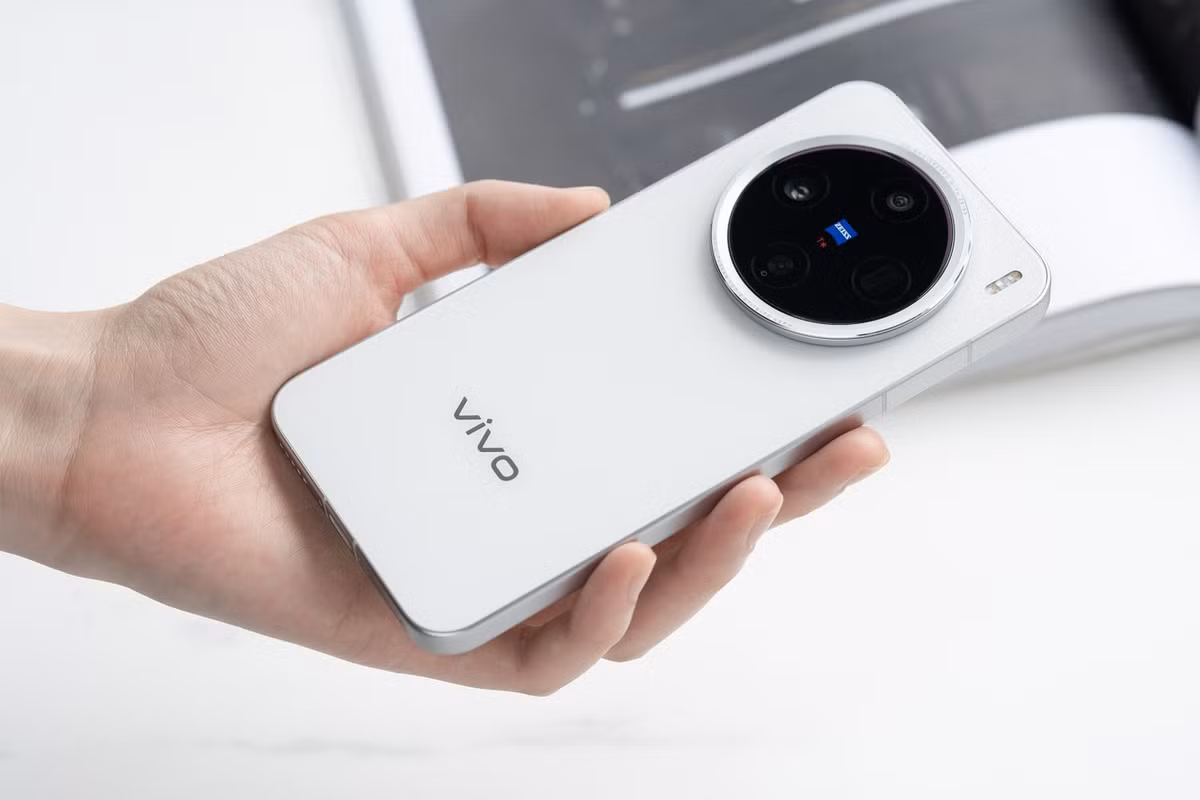 Vivo X200 Pro Mini dùng chip Dimensity 9400, RAM 16GB, camera Zeiss và pin 5700mAh sạc siêu nhanh 90W.