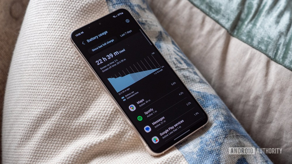 Giới phân tích cho rằng Samsung đang thay đổi chiến lược trước sức ép từ các hãng Trung Quốc vốn dẫn đầu cuộc đua sạc siêu nhanh.(Ảnh: Android Authority)
