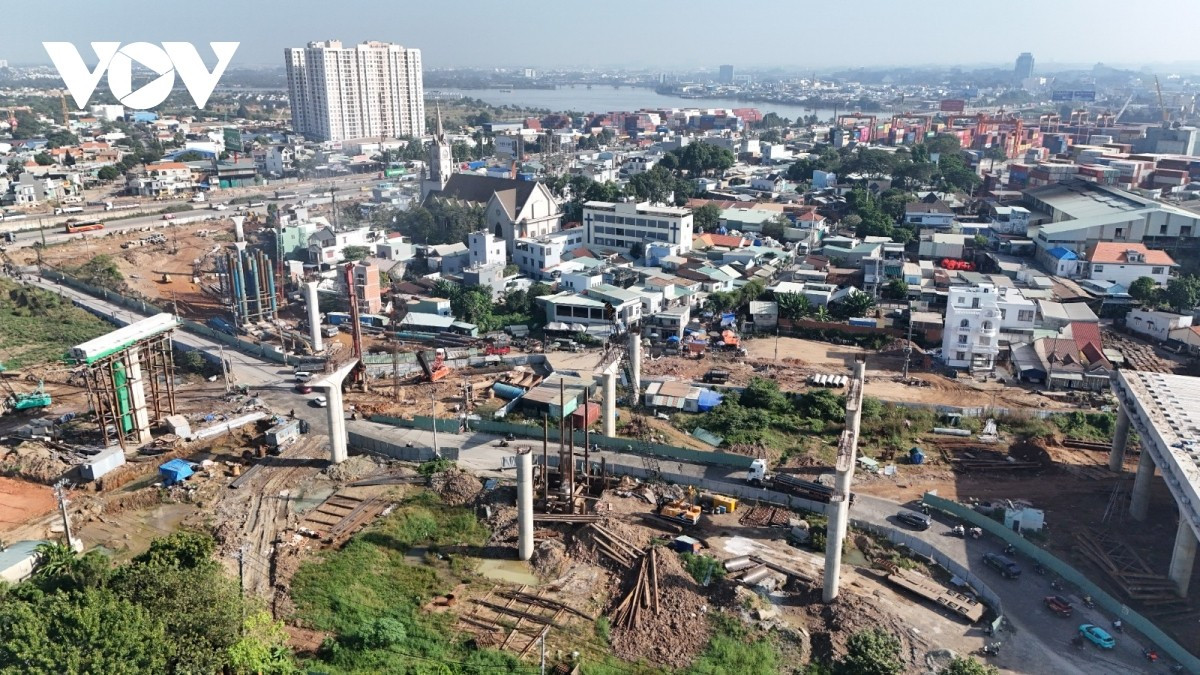 Dù liên tục được thúc đẩy để chạy đua về đích, công trường Vành đai 3 vẫn vắng vẻ một cách khó hiểu.