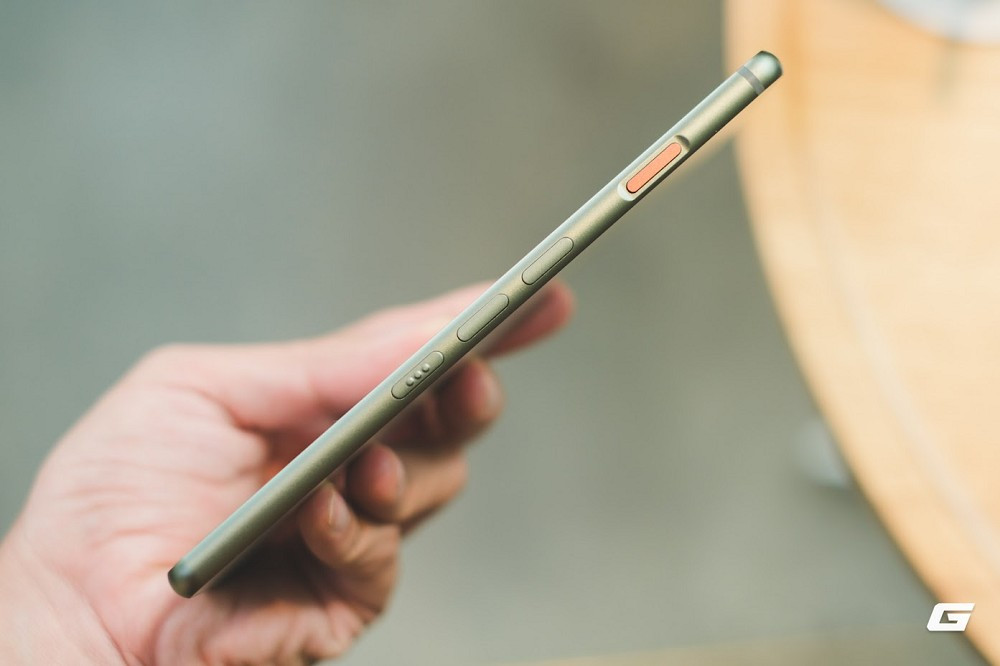 Máy trang bị khay SIM, chạy Android 16, hỗ trợ Google Play và nhiều ứng dụng như Messenger, Drive.(Ảnh: Genk)