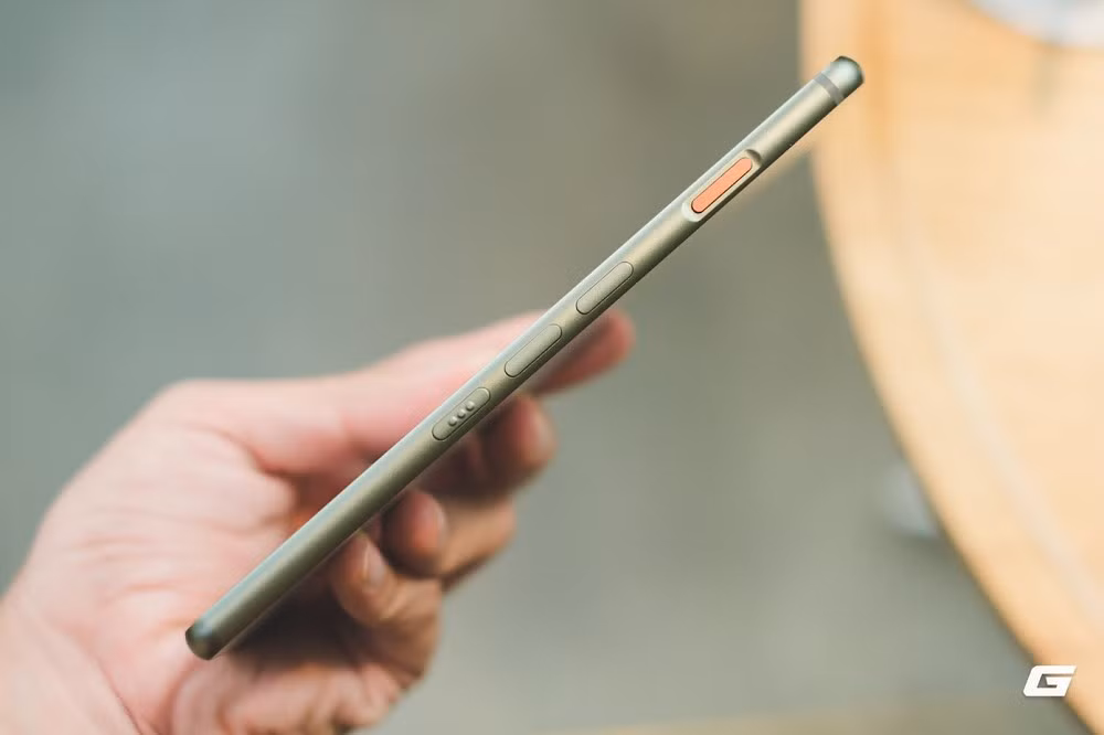 Máy trang bị khay SIM, chạy Android 16, hỗ trợ Google Play và nhiều ứng dụng như Messenger, Drive.(Ảnh: Genk)