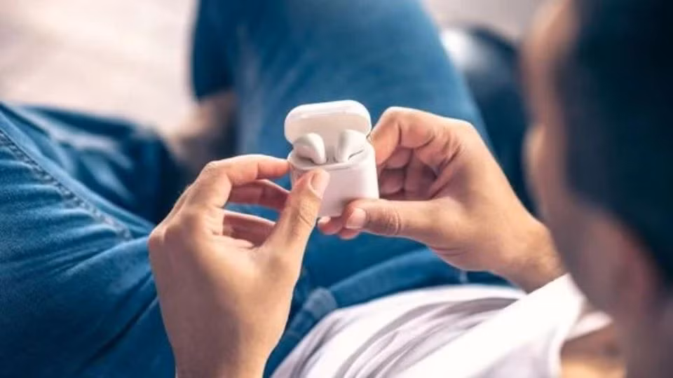 Các chuyên gia khuyến nghị lau sơ qua ít nhất một lần mỗi tuần và vệ sinh kỹ lưỡng mỗi tháng.