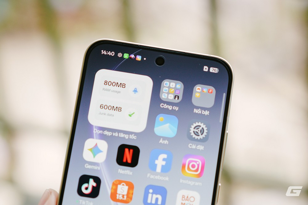 Về hiệu năng, Reno15 dùng Snapdragon 7 Gen 4 trong khi Reno15 Pro chuyển sang Dimensity 8450 mạnh mẽ hơn rõ rệt.(Ảnh: Genk)