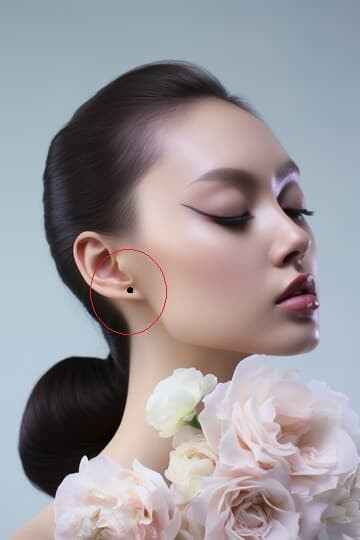 Nốt ruồi ở dái tai: Phụ nữ sở nốt ruồi trên dái tai thường là người mang số vượng phu ích tử, giàu sang hơn người. Phụ nữ mang nốt ruồi này thường sở hữu nhan sắc hơn người, khí chất cao sang. Thời còn trẻ, họ được nhiều đàn ông theo đuổi, vây quanh. Trong sự nghiệp, họ được quý nhân phù trợ nên thường thành công trước so với độ tuổi.