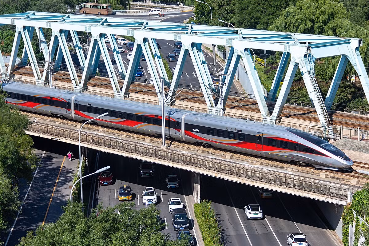 Tàu chạy nhanh hơn nhờ công nghệ tấm ghi có bản quyền độc lập, giúp đổi đường ray an toàn ngay cả khi đang vận hành tốc độ cao.(Ảnh: zh.wikipedia.org)