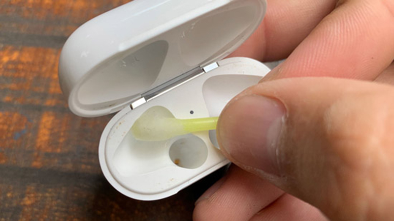 Với tai nghe không dây, cần vệ sinh cả hộp sạc để tránh bụi bẩn bám vào điểm tiếp xúc.