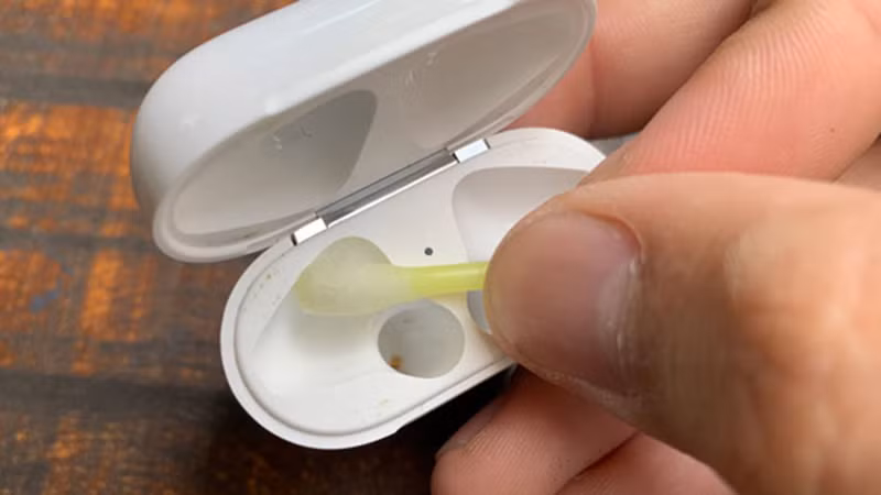 Với tai nghe không dây, cần vệ sinh cả hộp sạc để tránh bụi bẩn bám vào điểm tiếp xúc.