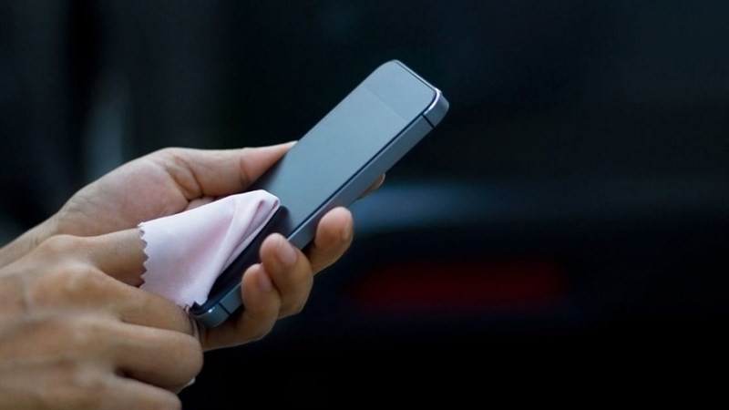 Giải pháp đúng là tắt nguồn, lau khô bằng khăn mềm, đặt nơi thoáng mát và mang đến trung tâm sửa chữa uy tín.