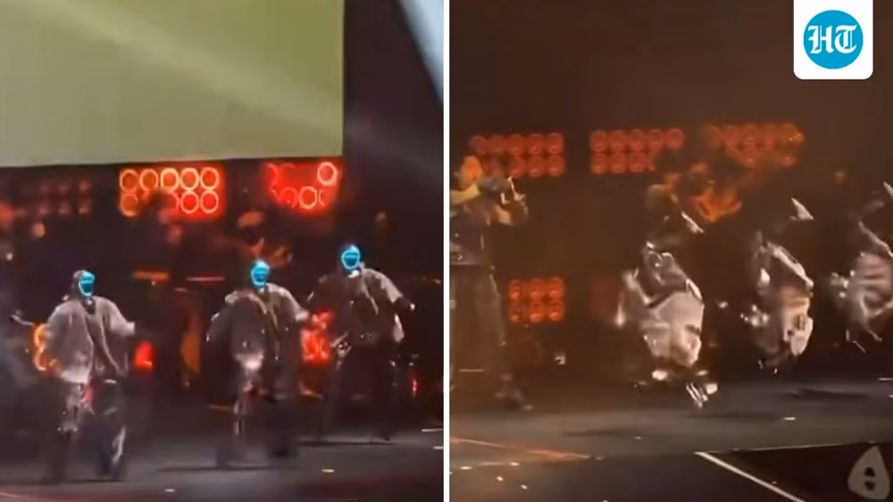 Khi ca khúc Open Fire vang lên, sáu “vũ công” trong trang phục ánh bạc bước ra sân khấu, ban đầu khiến khán giả lầm tưởng đó là người thật đeo mặt nạ Cyberpunk.