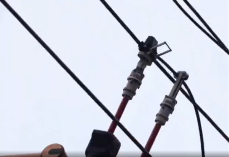 Hình ảnh robot làm việc trên cao giữa tia laser rực sáng trở thành minh chứng cho bước tiến công nghệ.