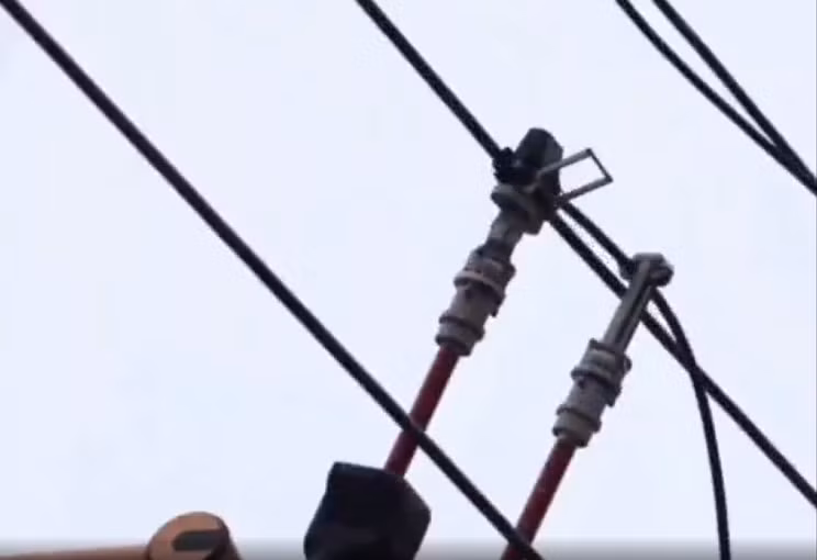 Hình ảnh robot làm việc trên cao giữa tia laser rực sáng trở thành minh chứng cho bước tiến công nghệ.