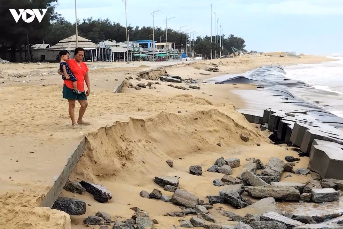 Đường bê tông ven biển Thuận An, TP Huế mới đưa vào sử dụng đã bị sóng khoét rỗng nền
