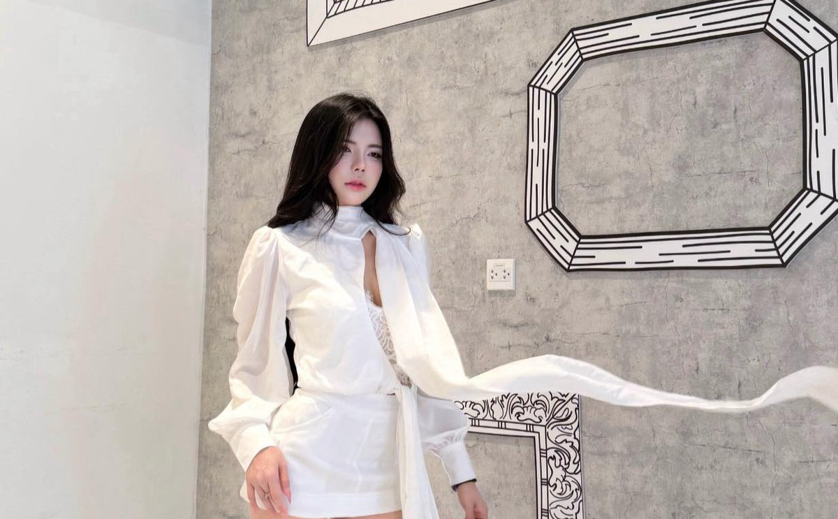 Điều thú vị là bộ ảnh còn gắn với màn “tranh sủng” hài hước giữa Mai Dora và BLV Văn Tùng.