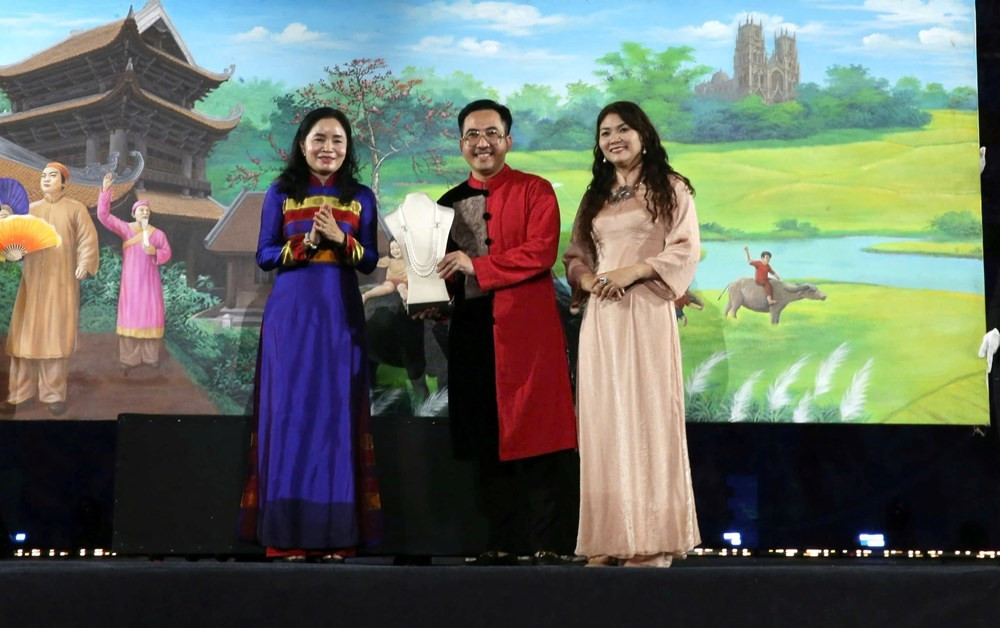 Thứ trưởng Bộ VHTTDL Trịnh Thị Thuỷ trao vật phẩm đấu giá cho các Mạnh thường quân đã đấu giá thành công tại Chương trình Lễ hội Văn hoá Thế giới tại Hà Nội lần thứ nhất