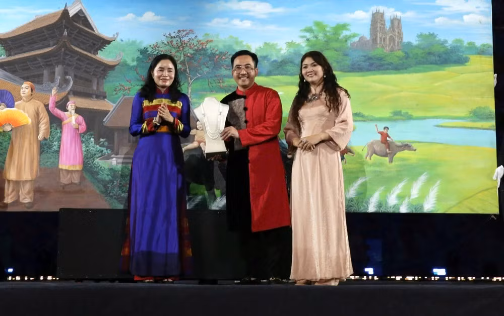 Thứ trưởng Bộ VHTTDL Trịnh Thị Thuỷ trao vật phẩm đấu giá cho các Mạnh thường quân đã đấu giá thành công tại Chương trình Lễ hội Văn hoá Thế giới tại Hà Nội lần thứ nhất