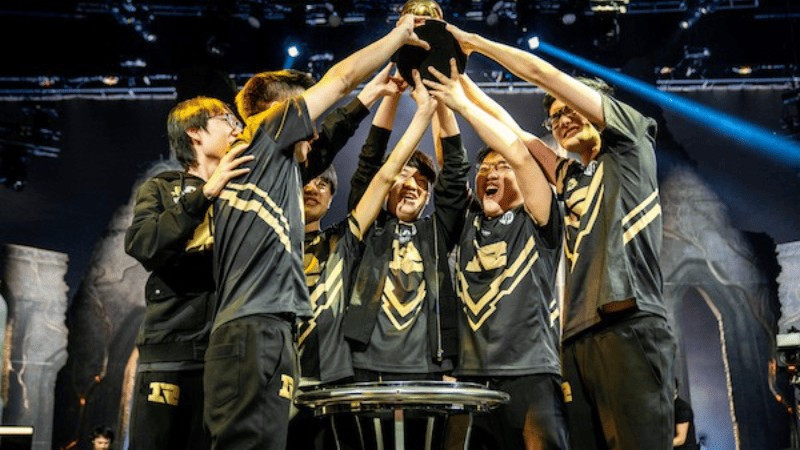 Thực tế, bi kịch của RNG đã được dự báo từ sớm khi tổ chức này chìm trong khủng hoảng tài chính và nợ nần kéo dài nhiều năm.