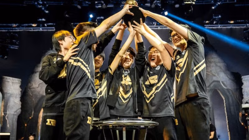 Thực tế, bi kịch của RNG đã được dự báo từ sớm khi tổ chức này chìm trong khủng hoảng tài chính và nợ nần kéo dài nhiều năm.