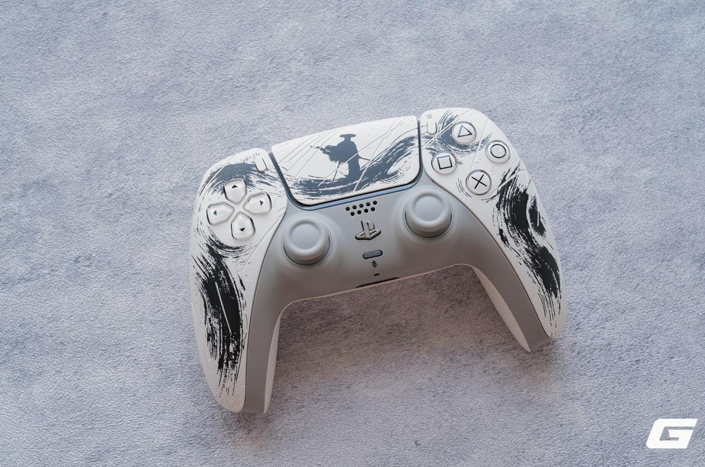 Sony một lần nữa chứng minh họ không chỉ làm công nghệ, mà còn làm nghệ thuật với tay cầm DualSense Ghost of Yotei. (Ảnh: Genk)