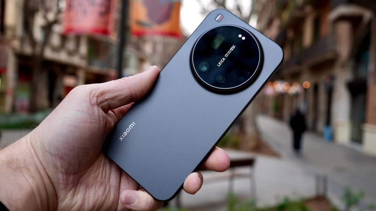 Galaxy S26 Ultra gây chú ý với thiết kế sang trọng, nhưng Xiaomi 17 Ultra lại nổi bật nhờ phần cứng vượt trội.