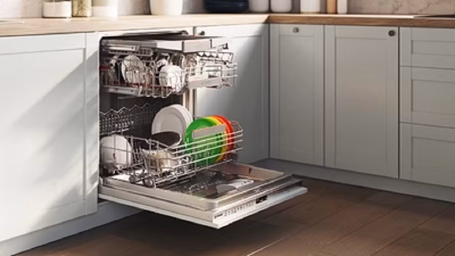 Các dòng máy tầm trung thường dùng sấy ngưng tụ và hé cửa tự động, bạn cần mở cửa sau khi rửa để tránh sốc nhiệt.