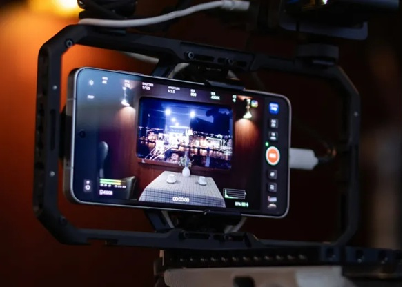 Camera Cage chuyên nghiệp đi kèm giúp quay video cầm tay mượt mà hơn.