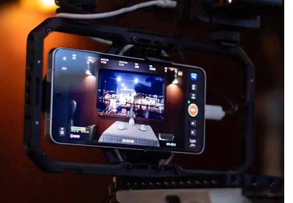 Camera Cage chuyên nghiệp đi kèm giúp quay video cầm tay mượt mà hơn.