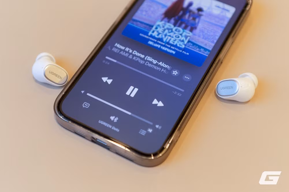 Tai nghe này có chất âm cân bằng, cùng hệ thống 4 mic giúp đàm thoại rõ ràng, phù hợp nghe nhạc và họp online.(Ảnh: Genk)