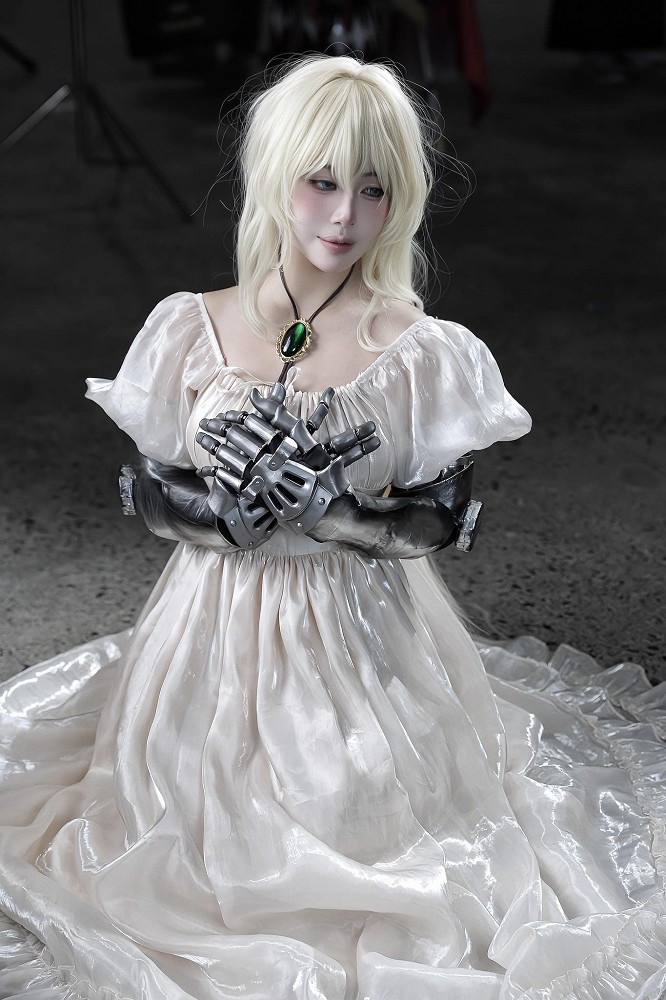 Trong bộ ảnh mới nhất, Cisnegro gây chú ý khi hóa thân thành nhân vật có mái tóc tím và đôi mắt xanh lá cuốn hút.