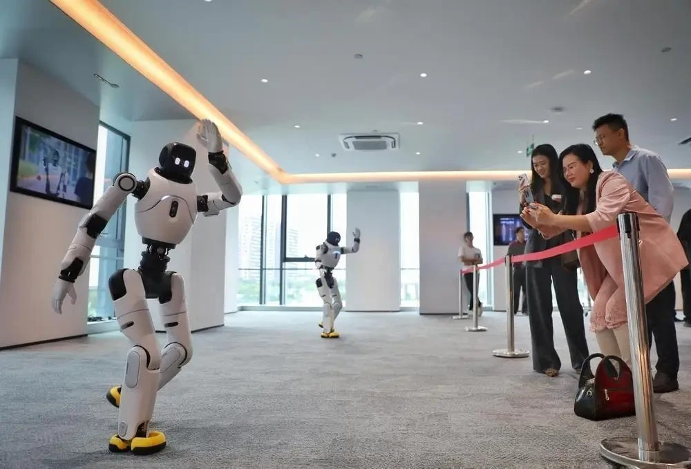 Dự án nhằm đưa robot hình người rời khỏi phòng thí nghiệm để trực tiếp tương tác với con người trong môi trường đô thị thực tế.