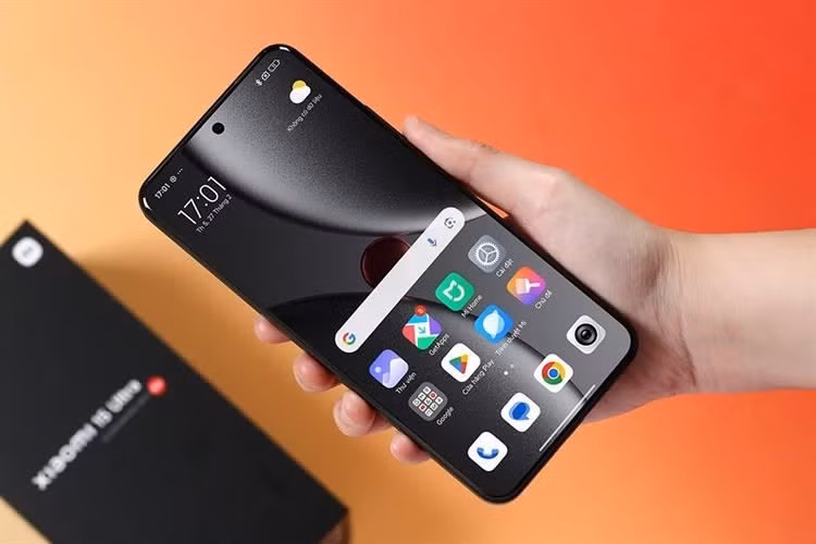 Ngoài ra, máy có 2 camera zoom riêng biệt và pin lớn, rất phù hợp với người yêu nhiếp ảnh.(Ảnh:Thegioididong)