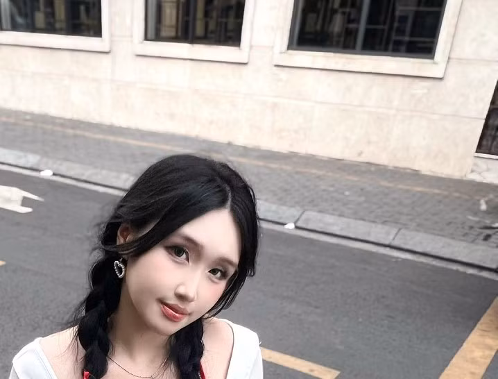 Với tạp dề đỏ, mũ lưỡi trai ngược và thần thái tự tin, Julia mang đến hình ảnh Anh Hai đầy cuốn hút.