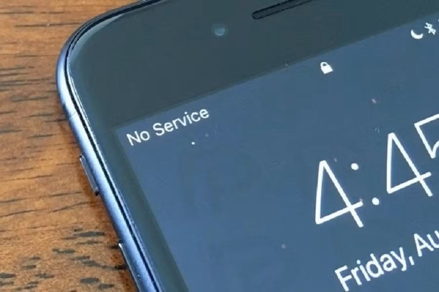 Khi điện thoại hiển thị trạng thái “Không có dịch vụ”, thiết bị vẫn cố gắng kết nối mạng, gây tiêu hao năng lượng đáng kể.