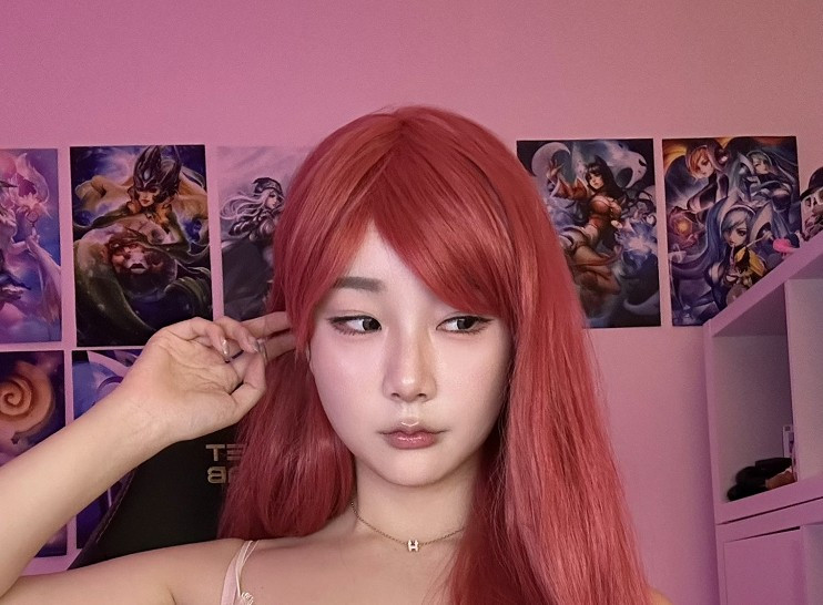 Phong cách mới lạ cùng mái tóc đỏ giúp cô thu hút ánh nhìn nhưng cũng khiến cư dân mạng chia rẽ quan điểm.