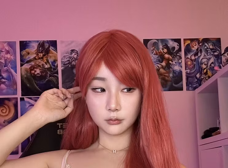 Phong cách mới lạ cùng mái tóc đỏ giúp cô thu hút ánh nhìn nhưng cũng khiến cư dân mạng chia rẽ quan điểm.