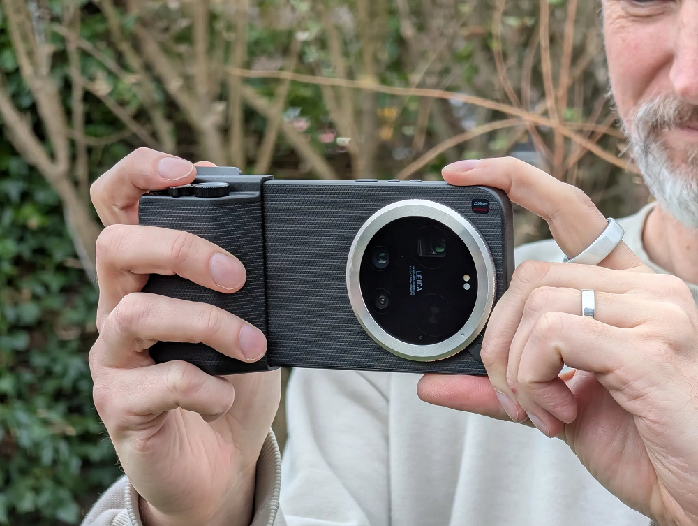 Màn hình HyperRGB 6,9 inch đạt độ sáng 3.500 nits, hiển thị rõ ràng ngay cả dưới ánh nắng mạnh.