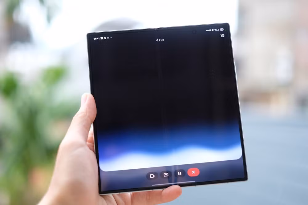 Gemini Live biến Galaxy Z Fold7 thành phòng brainstorm mini, hỗ trợ nói chuyện trực tiếp với AI.