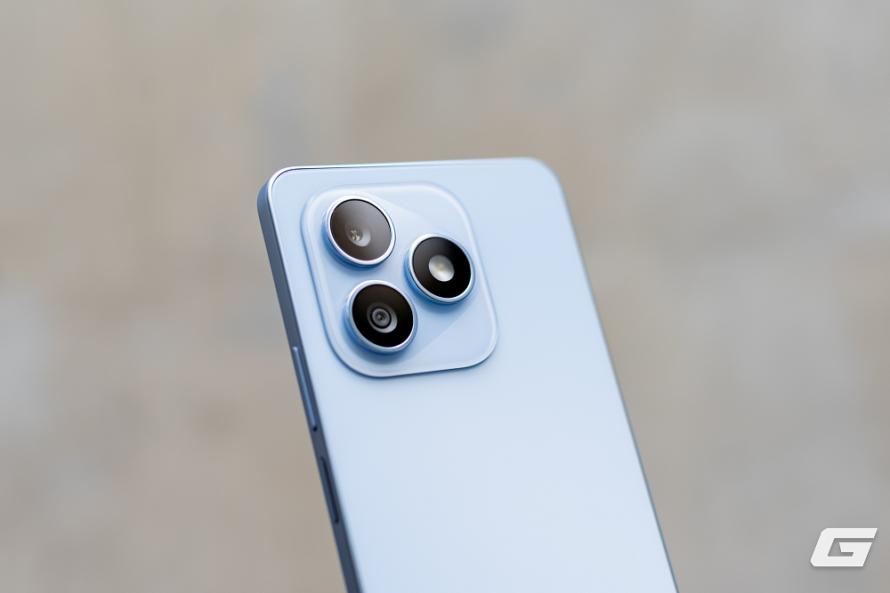 Sạc nhanh 45W đi kèm, hãng cam kết pin ổn định trong 6 năm sử dụng.(Ảnh: Genk)