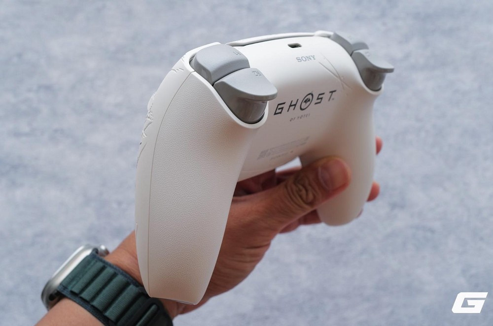 Cảm giác cầm tay cầm Ghost of Yotei cũng khác biệt nhờ bề mặt nhám nhẹ và các chi tiết khắc nổi tinh xảo. (Ảnh: Genk)