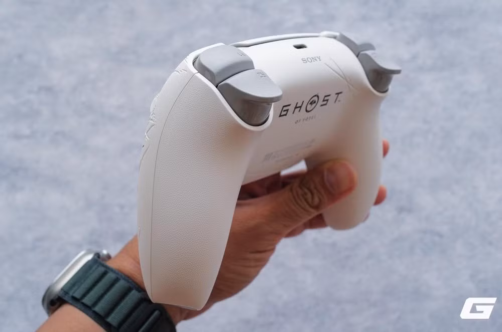 Cảm giác cầm tay cầm Ghost of Yotei cũng khác biệt nhờ bề mặt nhám nhẹ và các chi tiết khắc nổi tinh xảo. (Ảnh: Genk)