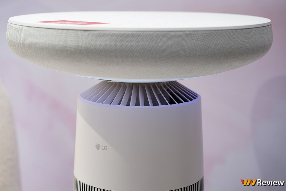 Loa 360° Hi-Res công suất 30W mang đến âm thanh lan tỏa cùng đèn 8 màu và 9 chế độ điều khiển qua ứng dụng LG ThinQ.(Ảnh: Vnreview)