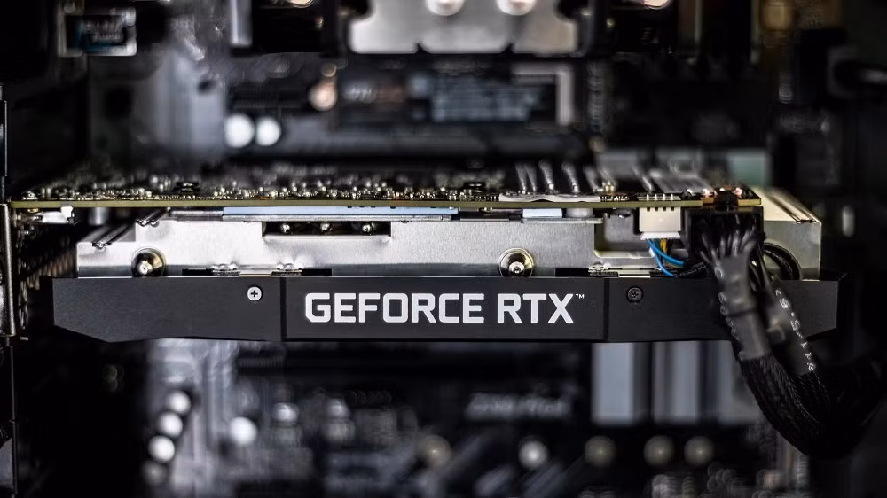 Không chỉ vậy, sản lượng GPU RTX 50 hiện tại cũng bị cắt giảm, khiến giá card chơi game tăng cao và ngày càng khó mua đúng giá niêm yết.