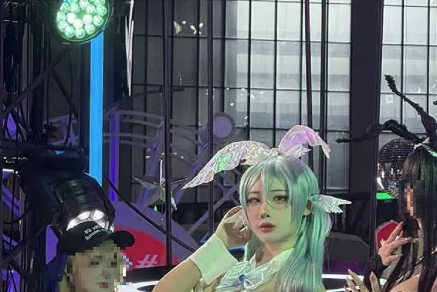 Chỉ với một tạo hình gợi cảm tại gian hàng game, cô đã nhanh chóng trở thành tâm điểm chú ý.