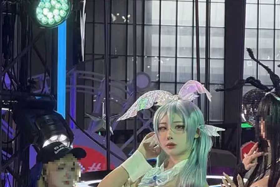 Chỉ với một tạo hình gợi cảm tại gian hàng game, cô đã nhanh chóng trở thành tâm điểm chú ý.