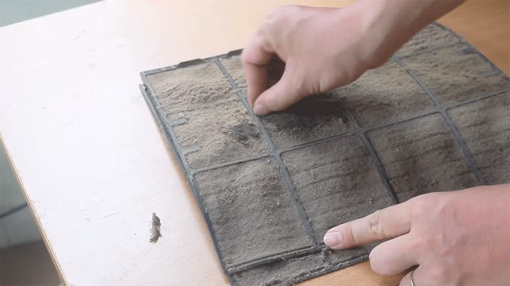 Khi lớp bụi dày bám vào lưới lọc và dàn lạnh, luồng không khí bị cản trở khiến máy phải hoạt động nhiều hơn để đạt được nhiệt độ cài đặt, từ đó tiêu tốn điện năng đáng kể.