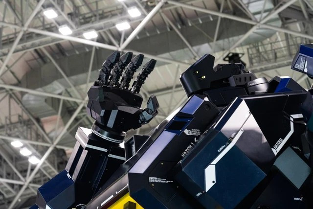 Thay vì đi bộ, nó di chuyển bằng 4 lốp công nghiệp, tốc độ tối đa 9,6 km/h.