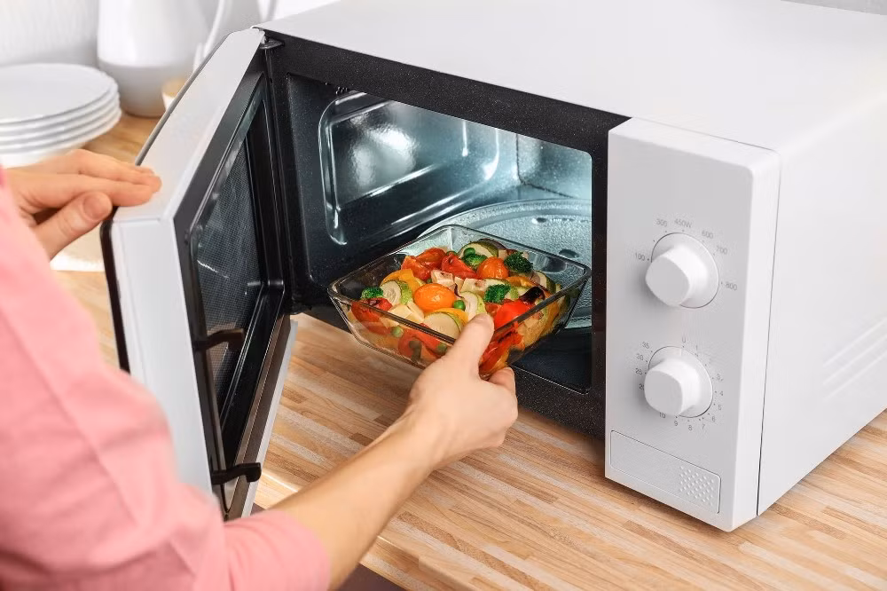 Đĩa xoay giúp thức ăn liên tục di chuyển qua các vùng năng lượng khác nhau để hấp thụ nhiệt đồng đều hơn.