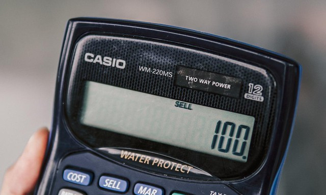 Máy tính cầm tay còn ghi điểm nhờ giá rẻ, chạy pin hoặc năng lượng mặt trời và không phụ thuộc Internet.