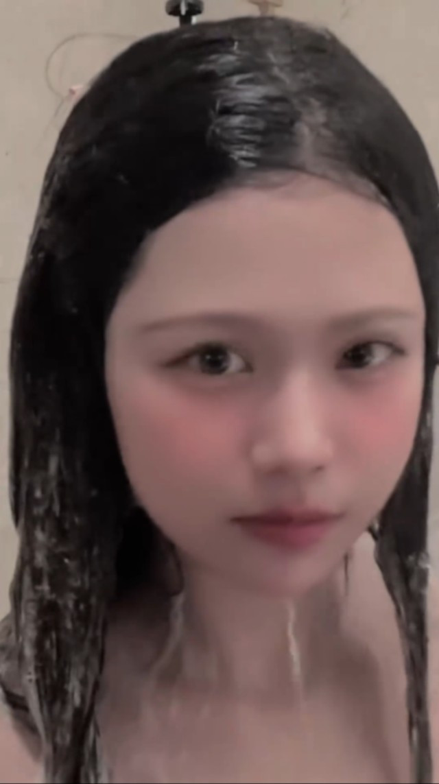 Streamer YuGi vừa khiến MXH “dậy sóng” với đoạn video mới lạ, mang màu sắc rùng rợn nhưng không kém phần hài hước.