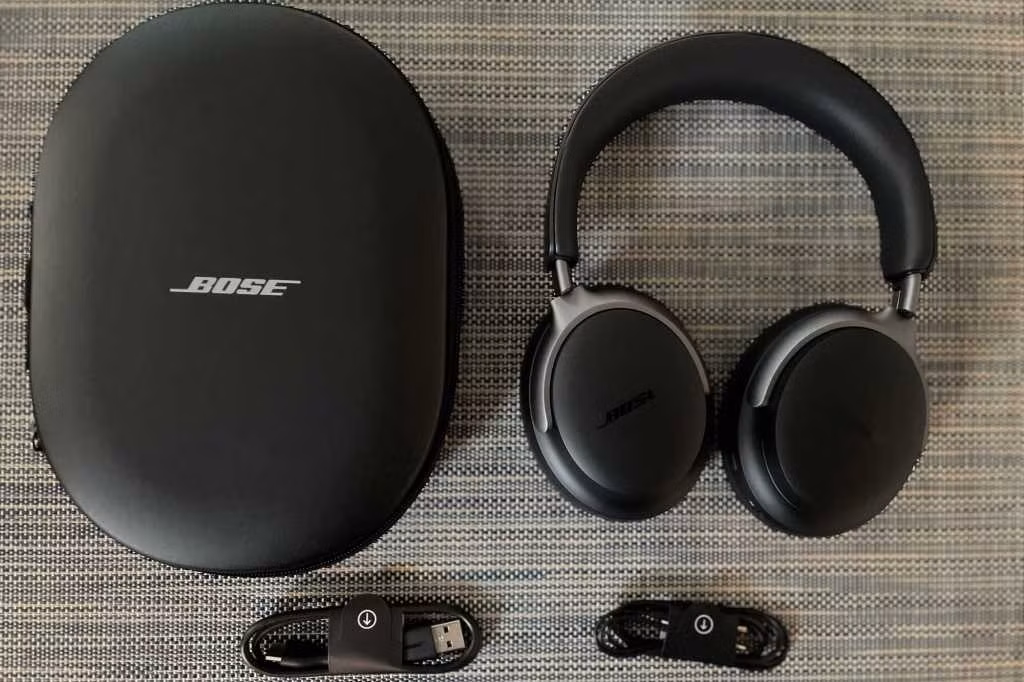 3. Bose QuietComfort Ultra (Giá khoảng 11 - 12 triệu đồng) tập trung tối đa vào khả năng chống ồn và sự thoải mái khi đeo trong thời gian dài.